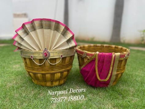 Uppukoodai decorated in bride and groom concept Decoration For Engagement, Hamper Ideas, Diy Floral Decor, Plate Decoration, Family Photo Collages, Crayon Drawings, Diamond Wedding Jewelry, Diwali Decoration, Photo Collages