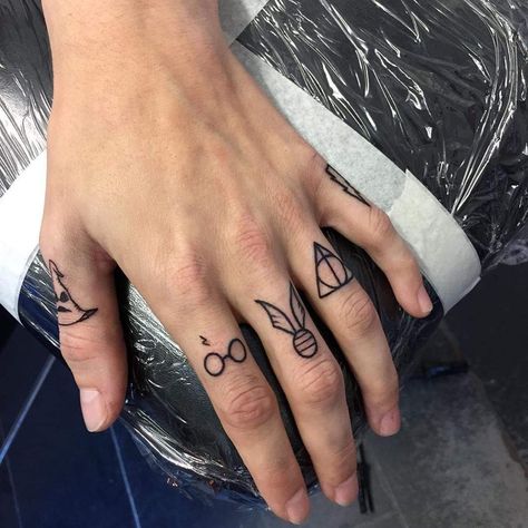 Harry Potter Wand Finger Tattoo, Black And White Harry Potter Tattoos, Wand Finger Tattoo, Harry Potter Tattoo Unique, Tiny Harry Potter Tattoos, Fingers Tattoo, Harry Potter Tattoo Sleeve, Harry Potter Ring, Harry Tattoos