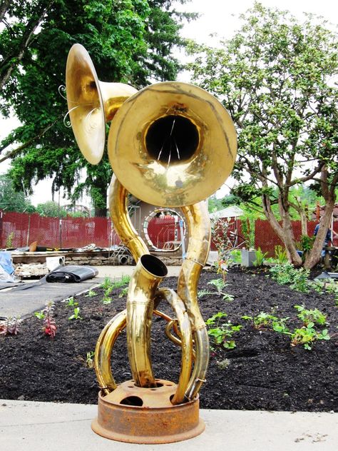 Sculpture of retired sousaphones and a tire rim, by Jud Turner. Instrument Art, Instruments Art, Concert Band, Band Stuff, Earth Angel, Marching Band, Music Room, Art Music, Choir