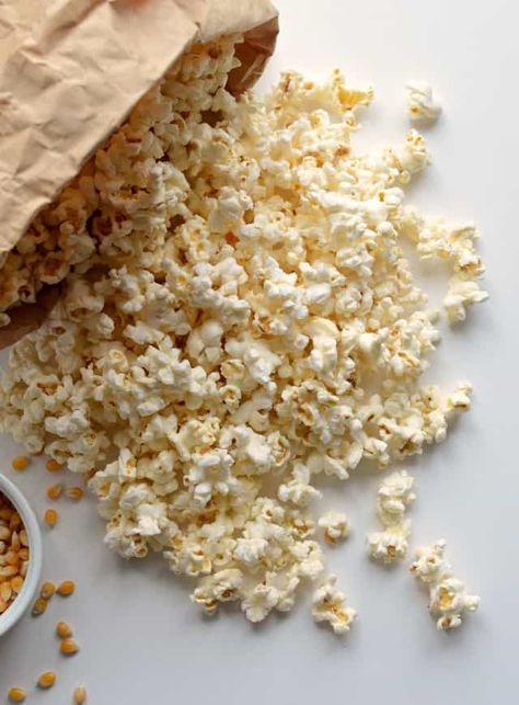 A quick and easy guide on how to pop popcorn in the microwave using just a paper bag, no oil needed. Making popcorn has never been easier! #Howtopoppopcorn #poppingpopcorn #microwavepopcorn #Bestpopcornmethod #Howtomakepopcorn Paper Bag Popcorn, Popcorn Recipes Sweet, How To Make Popcorn, Sweet Popcorn, Homemade Popcorn, Pop Popcorn, Microwave Popcorn, Clean Eating Meal Plan, Popcorn Recipes