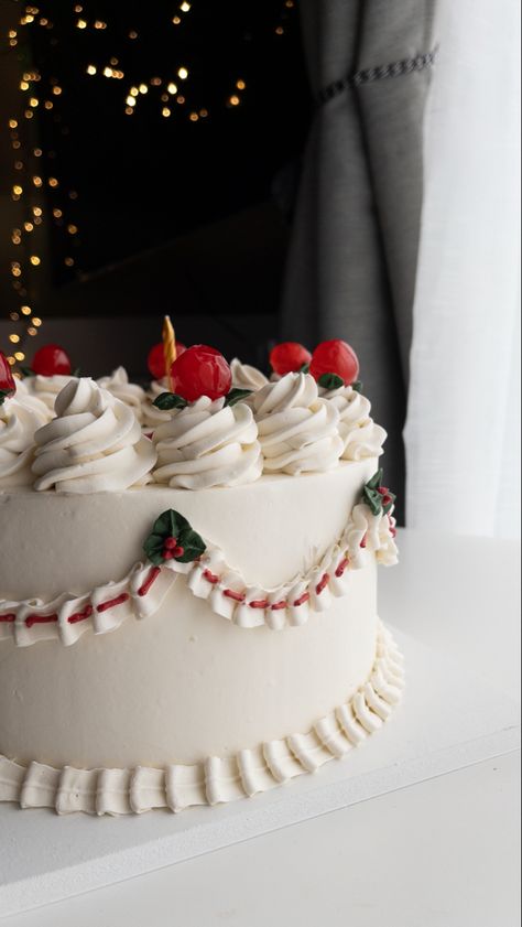 Christmas Cake Christmas Strawberry Cake, Rustic Christmas Cake, Christmas Lambeth Cake, Christmas Vintage Cake, Vintage Christmas Cake, Easy Christmas Cake Recipe, Christmas Strawberry, Christmas Cakes Easy, Ward Christmas Party