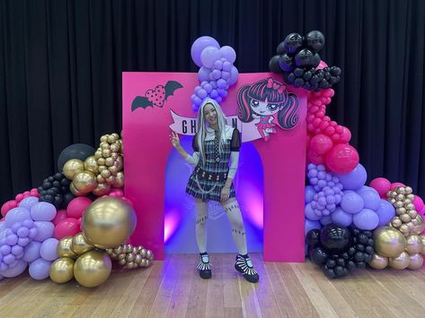 MONSTER HIGH PARTY with a splash of @kalisanuk @kalisanballoons Colours ! Another @threelittlebirdseventsltd production ! Get in-touch today! #london #luxe #eventstylist #organicballoons #luxeaparty #florals #balloons #monsterhighparty #monsterhigh #theeventcollective #corporateballoons #luxuryballoons #balloondecorations #xtremeballooncreations #bigshinyballs #kalisan #londonballoons #mirrorballs #ohwowparties #theeventcollectivex #bapiaparty Monster Ball Draculaura, Monster High Ghouls Night Out, Monster High Twyla And Howleen, Monster High Balloon Garland, Monster High Abbey Bominable, Monster High Party, Balloon Garland, Balloon Decorations, Monster High