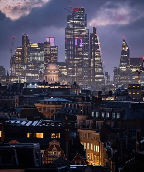 London Decanted on Instagram: “Stunning capture of the London Skyline at night 🖤📸 • • 📷: @tmnikonian ⎯⎯⎯⎯⎯⎯⎯⎯⎯⎯ #london #city #cityscape #photo #photography…” Photo London, St. Paul’s Cathedral, London Wallpaper, Night Skyline, London Night, London Aesthetic, Uk City, London Skyline, London Photos