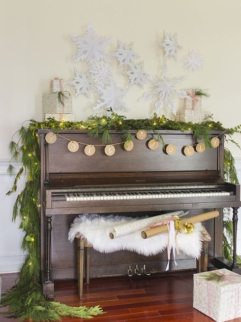 Diy Christmas Home Decor, Christmas Home Decorating, Christmas Piano, Piano Decor, Christmas Home Decor Ideas, Diy Christmas Decorations For Home, Diy Christmas Paintings, Christmas On A Budget, Christmas Living Rooms