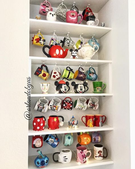 Mug Collection Display Shelf, Disney Kitchen Decor, Deco Disney, Coffee Mug Display, Casa Disney, Disney Room Decor, Disney Coffee Mugs, Mugs Collection, Disney Room