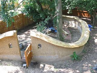 Cob garden wall with planned green 'roof' Underground Houses, Earth Ships, Cob Homes, Earth Bag Homes, Straw Bale House, Natural Homes, Adobe House, Cob House, Walled Garden