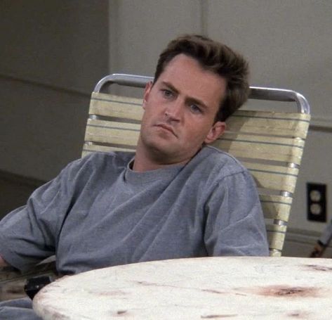 Matthew Perry Friends, Chandler Friends, Series Quotes, Friends Scenes, Friends Moments, Friends Series, Friends Wallpaper, Friend Memes, Chandler Bing