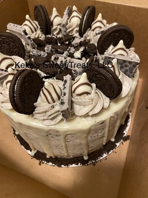 Hershey Cake Decoration, Hersheys Cookies And Cream Cake, Oreo Birthday Cake Ideas, Hersheys Cake, Cookies And Creme Cake, Hershey Cake, Creme Cake, Liquor Cake, Oreo Birthday Cake