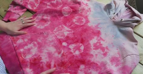 This is a guide to making a DIY galaxy hoodie. Learn how to tie-dye a hoodie with this easy step-by-step tutorial. Galaxy Hoodie, Peony Fabric, Powder Dye, Diy Galaxy, Hoodie Tutorial, Diy Tie, How To Tie Dye, Tie Dye Diy, Galaxy Design