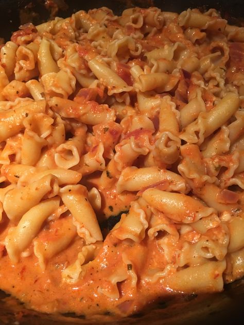 campanelle alla vodka – sincerely surleen Munchie Meals, Campanelle Pasta Recipes, Campanelle Pasta, Pasta Tomato, Tomato Cream Sauce, Kid Meals, Pasta Varieties, Vodka Pasta, Alla Vodka