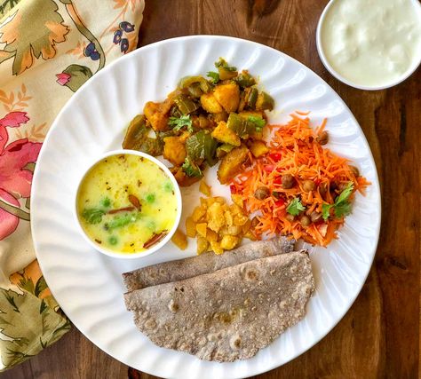 Try our delicious and wholesome weeknight dinner, from Gujarati Kadhi, Aloo Capsicum Subzi, Phulka, Salad & Pickle. Sattvic Food, Thali Ideas, Gujarati Kadhi, Healthy Food Plate, Meal Plate, Platter Food, Khana Khazana, Lunch Recipes Indian, Indian Lunch