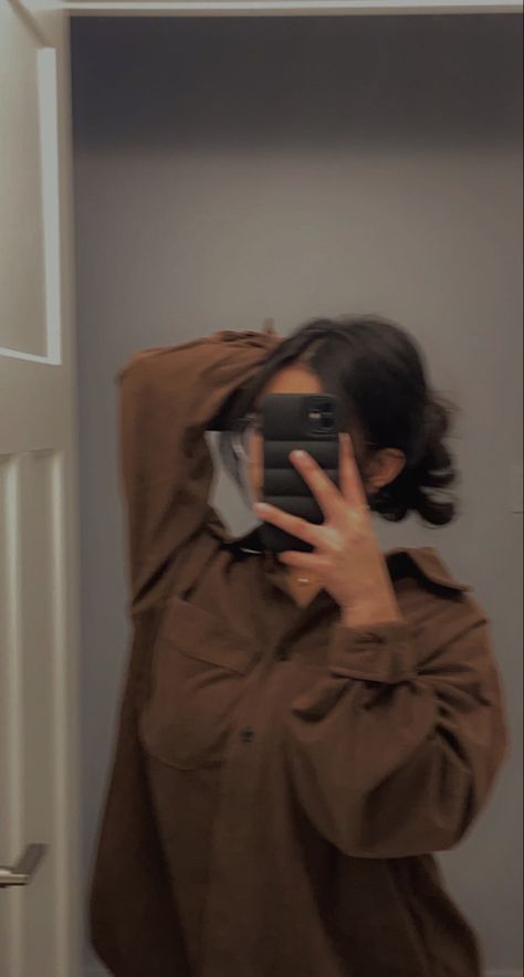 Spiegel Selfie, Girl Mirror, Taking A Selfie, Girls Mirror, Mirror Selfie Poses, Self Portrait Poses, Face Aesthetic, Selfie Poses Instagram, Best Girl