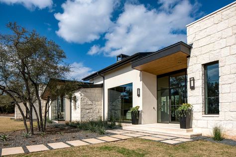 Texas Hill Country Homes, Modern Contemporary Exterior, Hill Country Modern, Texas Hill Country House Plans, Country Home Exterior, Southwest Modern, Country Modern Home, Flat Roof House, Modern Remodel