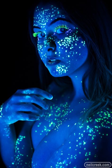 Uv Photography, Uv Makeup, Neon Photoshoot, Images Pop Art, Uv Paint, Neon Paint, Neon Photography, Light Shoot, Glow Paint