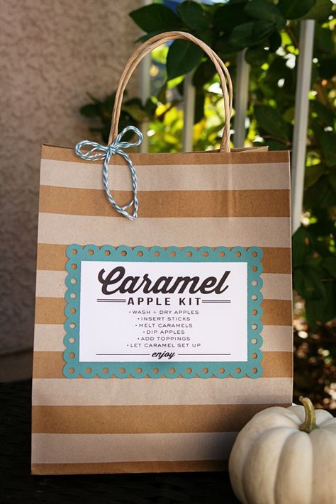 Caramel Apple Kit Gift Idea Caramel Apple Kits, Caramel Apple Gifts, Diy Caramel, Diy Hostess Gifts, Lil Luna, Apple Gifts, Baking Gifts, Free Print, Gift Cake