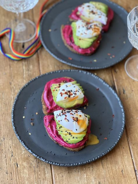 Beet Hummus Egg Toast Hummus Toast, Toast Egg, Avocado And Egg, Beetroot Hummus, Winter Lunch, Easy Brunch Recipes, Beet Hummus, Brunch Recipe, Egg Toast