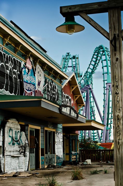 Abandoned Building Photoshoot, Creepy Photoshoot, Six Flags New Orleans, Abandoned Theme Parks, Abandoned Amusement Park, Abandoned Amusement Parks, Amusement Park Rides, Roller Coasters, Parc D'attraction