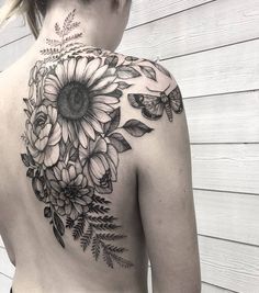 150 Back Tattoo Ideas for Men and Women - The Body is a Canvas #backtattoos #tatooideas Wolf Tattoo Back Woman, Shoulder Cover Up Tattoos, Floral Back Tattoos, Luna Moths, Cool Back Tattoos, Russian Tattoo, Upper Back Tattoos, Back Piece Tattoo, Instagram Cover