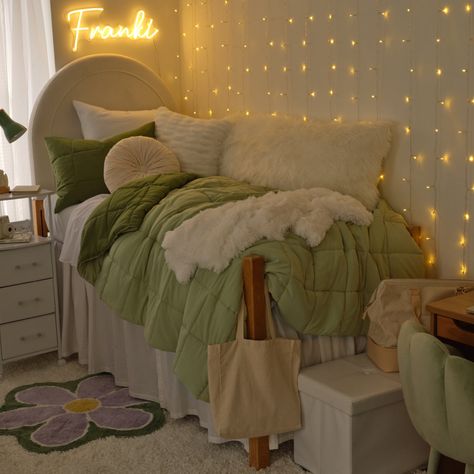 Forest Green Dorm Room Aesthetic, Olive Green Dorm Room Ideas, Dorm Room Inspo Green, Green Dorm Room Aesthetic, Green And Pink Dorm, Pink And Green Dorm Room, Dorm Room Ideas Green, Dorm Room Green, Sage Green Dorm Room