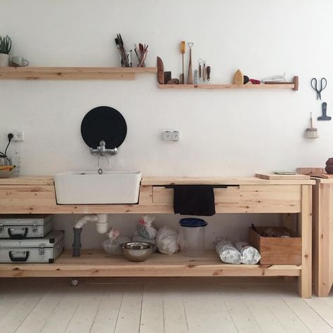 Pottery Studio Shelving, Small Pottery Studio Setup, Ceramic Studio Ideas, Atelier Interior, Pottery Cafe, Flat Interior Design, Candle Workshop, Basement Studio, Ceramic Store