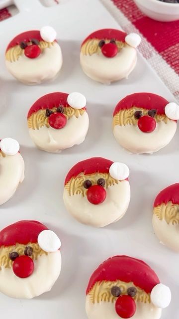 Melissa Johnson on Instagram: "EASY SANTA CLAUS OREOS! Easy dessert that is PERFECT for your holiday or classroom party. 1/3 dipped in white chocolate for Santa’s beard, 1/3 dipped in red candy melts for his hat with a marshmallow on the end, a red M&M for his nose, and chocolate chips for his eyes. #christmas #christmascookies #oreos #christmasbaking #santa" Christmas Dipped Chocolate, Santa Desserts, Christmas Oreos, Easy Christmas Dessert, Christmas Dip, Dipped Treats, Red Desserts, Christmas Treats For Gifts, Christmas Desserts Easy