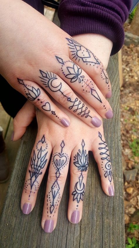 Tattooed Fingers Woman, Witchy Hand Tattoo Ideas, Full Finger Tattoos For Women, Lotus Hand Tattoos For Women, Geometric Hand Tattoos For Women, Pretty Hand Tattoos For Women Simple, Viking Hand Tattoos For Women, Finger Mandala Tattoo, Witchy Finger Tattoos For Women