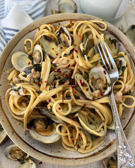 Clams And Linguine, Clams Linguine, Maldives Food, Clam Linguine, Clam Pasta, Recipes Seafood, Pasta Pasta, Food Goals, Linguine