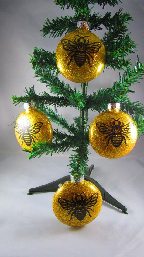 Bumble Bee Ornaments Diy, Bee Ornaments Diy, Bee Christmas Tree, Bee Ornaments, Bee Christmas, Bee Quotes, Bee Classroom, I Love Bees, Party Hacks