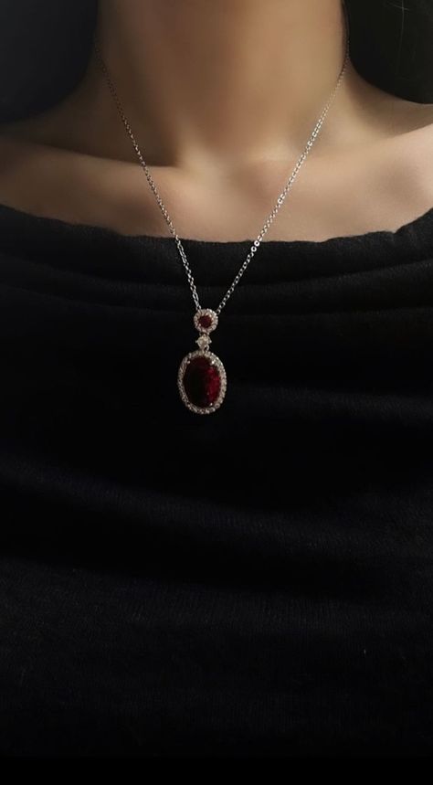 Dark Feminine Necklace, Dark Feminine Jewelry Aesthetic, Vampire Necklace Aesthetic, Persephonesblood Alessia, Alessia Core, Old Money Jewelry, Scorpio Fashion, Rich Girl Style, Vampire Necklace