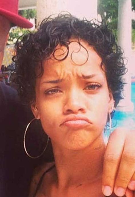 Curly Hair Pics, Rihanna Short Hair, Pelo Color Vino, Curly Hair Trends, Hair Pics, Curly Pixie Haircuts, Long Hair Tips, Curly Pixie Cuts, Curly Pixie