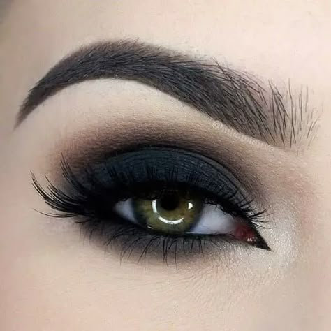 35 Great Grunge Makeup Ideas - Ninja Cosmico Black Makeup Tutorial, Mekap Mata, Trendy Eyeshadow, Black Smokey Eye, Makijaż Smokey Eye, Makeup Guide, How To Apply Eyeliner, Black Makeup, Dark Makeup