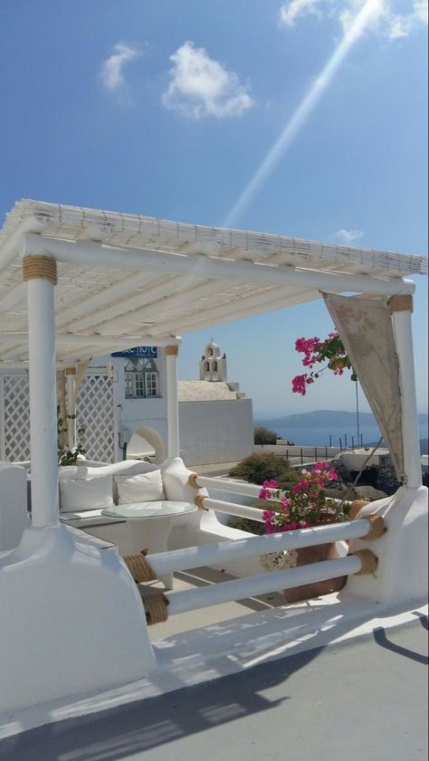 Santorini Decor, Bali Beach House, Greek Style Home, Greece Homes, Greece House, Imerovigli Santorini, Greek Garden, Gazebo Roof, Greek Decor