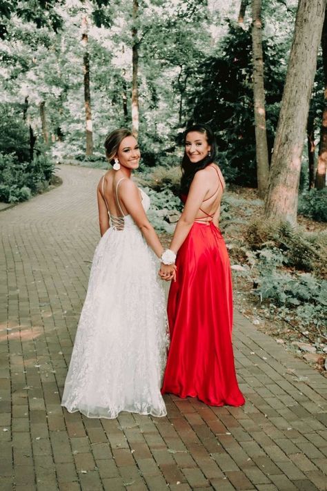 Cute Prom Pictures With Friends, Prom Photo Ideas Best Friend, Prom Photoshoot Ideas Friend Pics, Bestie Prom Pictures, Best Friend Prom Pictures, Prom Pictures Friends, Hoco Pictures, Prom Photography Poses, Homecoming Poses