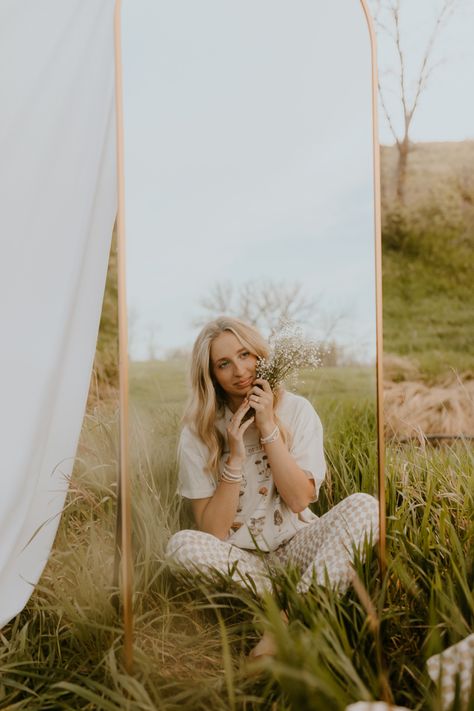 Boho senior pictures with a mirror and wildflowers Cactus Senior Pictures, Portrait With Mirror Photography, Senior Pic Prop Ideas, Boho Senior Photoshoot, Senior Pictures With Mirrors, Garden Of The Gods Senior Pictures, Senior Pics With Props, Senior Picture Ideas Mirror, Vintage Aesthetic Senior Pictures