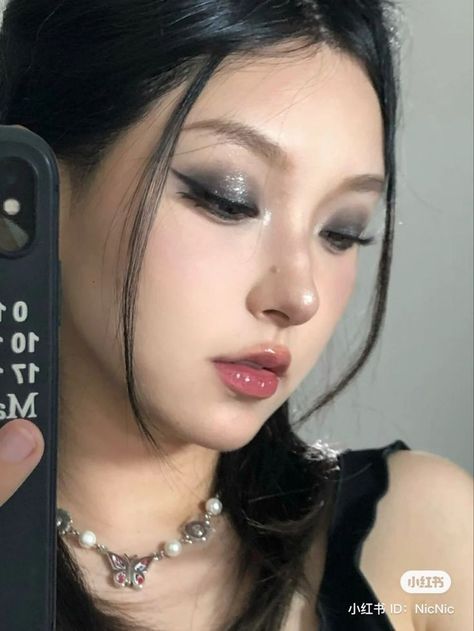 Douyin New Year Makeup, Smokey Eye Douyin Makeup, Korean Smoky Makeup, Grey Douyin Makeup, Silver Douyin Makeup, Smokey Douyin Makeup, Douyin Smokey Makeup, Douyin Smokey Eye, Black Korean Makeup