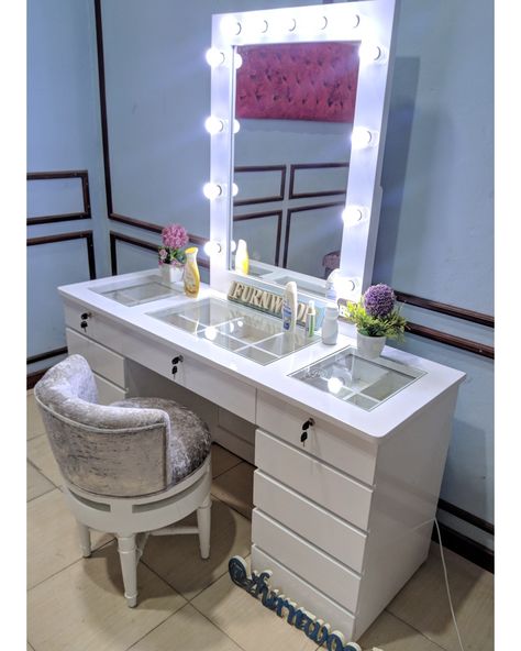 Meja Rias Aesthetic Simple, Meja Rias Aesthetic, Modern Closet Designs, Vanity Table With Lights, Studio Makeup, Modern Closet, Makeup Room Decor, Vanity Desk, Closet Designs