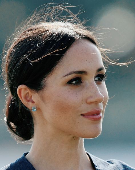 // m e g h a n Meghan Markle Side Profile, Royal Makeup, Meghan Markle Hair, Estilo Meghan Markle, Princ Harry, Duchess Meghan, Princess Meghan, Prins Harry, Prince Harry And Megan