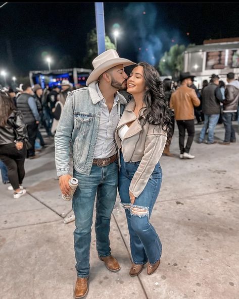 Western Couple Outfit Ideas, Matching Vaquero Outfits, Baile Outfits Jaripeo Couples, Matching Couple Jaripeo Outfits, Vaquero Couple Outfits, Casal Agro, Jaripeo Outfit, Cowboy Outfits For Women, Baile Outfits