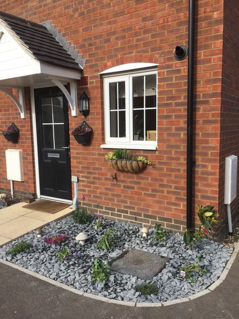 Front Garden Pebble Ideas, Stone Front Garden, Garden Slate Ideas, Front Garden Stones Ideas, Front Garden Path Ideas Uk, Low Maintenance Front Garden Ideas Uk, Gravel Front Garden Ideas Uk, Slate Garden Ideas, Tiny Front Garden Ideas