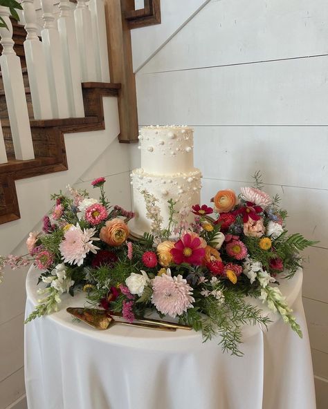 Wildflower Cake Table, Wedding Cake Spring Flowers, Cake Meadow, Pearl Cakes, Nikkah Cake, Pearl Wedding Cake, Wildflower Cake, Wedding Cake With Fresh Flowers, Cake Instagram