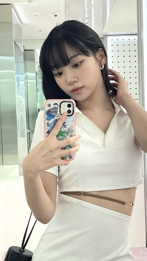 Chaewon Mirror Selfie, Iz One Chaewon, Kim Chaewon, New Jeans Style, Iz One, Photo Poses, Korean Girl, Kpop Girls, Asian Beauty