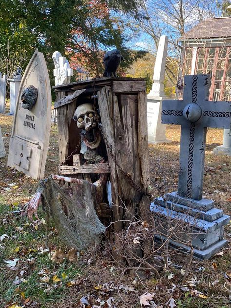 Halloween Haunted Trail Ideas Scary, Skeleton Haunted House Ideas, Scary Cemetery Halloween Decorations, Scary Halloween Mailbox Ideas, Pallet Tombstones, Haunted House Graveyard, Halloween Yard Haunt Ideas, Outdoor Halloween Cemetery Ideas, Horror Decorations Diy