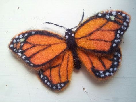 Needle Felted Monarch Butterfly, Felt Monarch Butterfly, Butterfly Needle Felting, Needle Felt Butterfly, Needle Felted Butterflies, Needle Felted Brooch Ideas, Needle Felted Bugs, Needle Felted Butterfly, Felting Butterfly