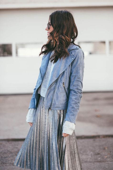 Blue Moto Jacket Blue Suede Jacket, Teresa Caruso, Casual Outfits For Women, Metallic Pleated Skirt, Accessories Inspiration, Semi Casual, Suede Moto Jacket, Hello Fashion, Jacket Outfit