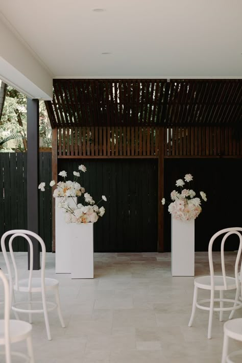 Wedding Alter Flowers, Minimal Wedding Decor, Wedding Columns, Wedding Pillars, Outdoor Wedding Backdrops, Alter Ideas, Wedding Alter, Modern Wedding Ceremony, Wedding Alters