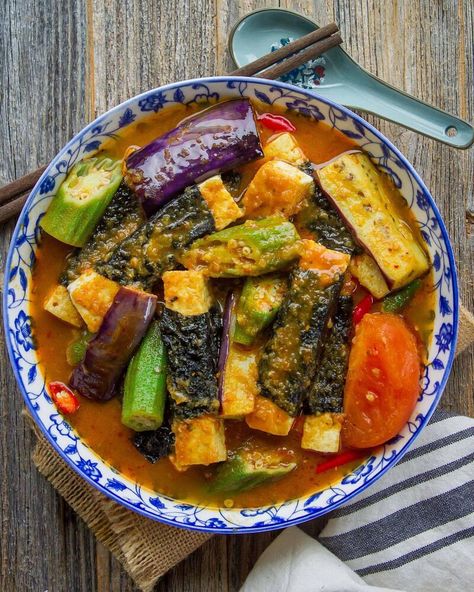 Vietnamese Coriander, Eggplant Tofu, Tofu Fish, Japanese Eggplant, Tamarind Juice, Malay Food, Vegetable Medley, Vegan Gluten Free Recipes, Malaysian Food