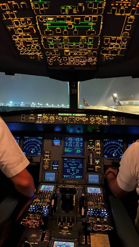 Emirates Pilot, Pilot Lifestyle, Aviation Aesthetic, Pilots Quotes Aviation, Pilot Career, Aviation Education, Airport Aesthetic, Pilots Aviation, Mile High Club