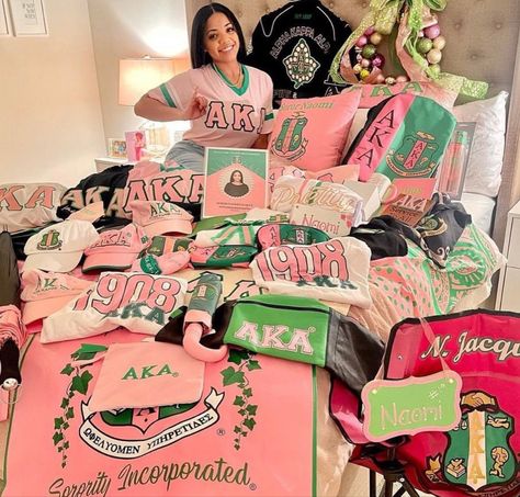 Alpha Kappa Alpha Clothing, Aka Apparel, Sorority Photoshoot, Sorority Room, Sorority Pictures, Alpha Kappa Alpha Sorority Paraphernalia, Aka Sorority Gifts, Skee Wee, College Bedding