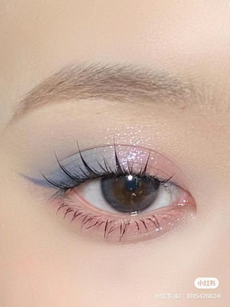 Mermaid Make Up Aesthetic, Blue Aesthetic Eye Makeup, Sky Blue Concert Outfit, Eye Make Up For Blue Dress, Cute Blue Makeup Looks Simple, Blue Pink Makeup Look, Pink Blue Makeup Looks, Blue Eye Makeup Douyin, Blue Chinese Makeup