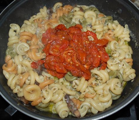 Trottole Pasta Recipes, Trottole Pasta, Homemade Pesto, Vegetable Broth, Tomato Vegetable, Whipping Cream, Mama Mia, Plum Tomatoes, Cheese Pasta